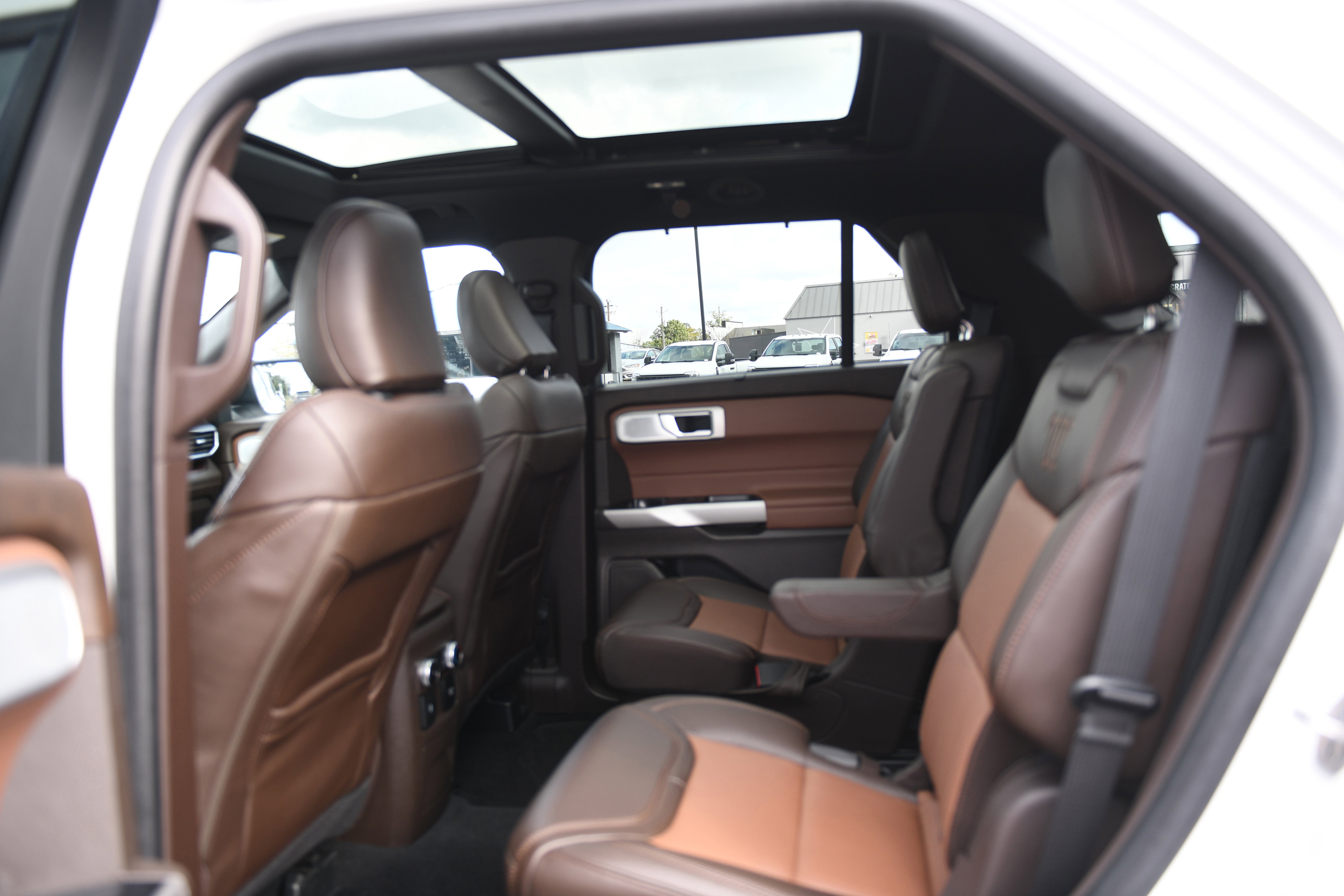 Used 2024 Ford Explorer King Ranch w/ Technology Package image 14