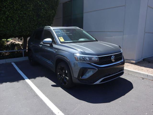 Used 2024 Volkswagen Taos SE w/ Panoramic Sunroof Package FWD image 3