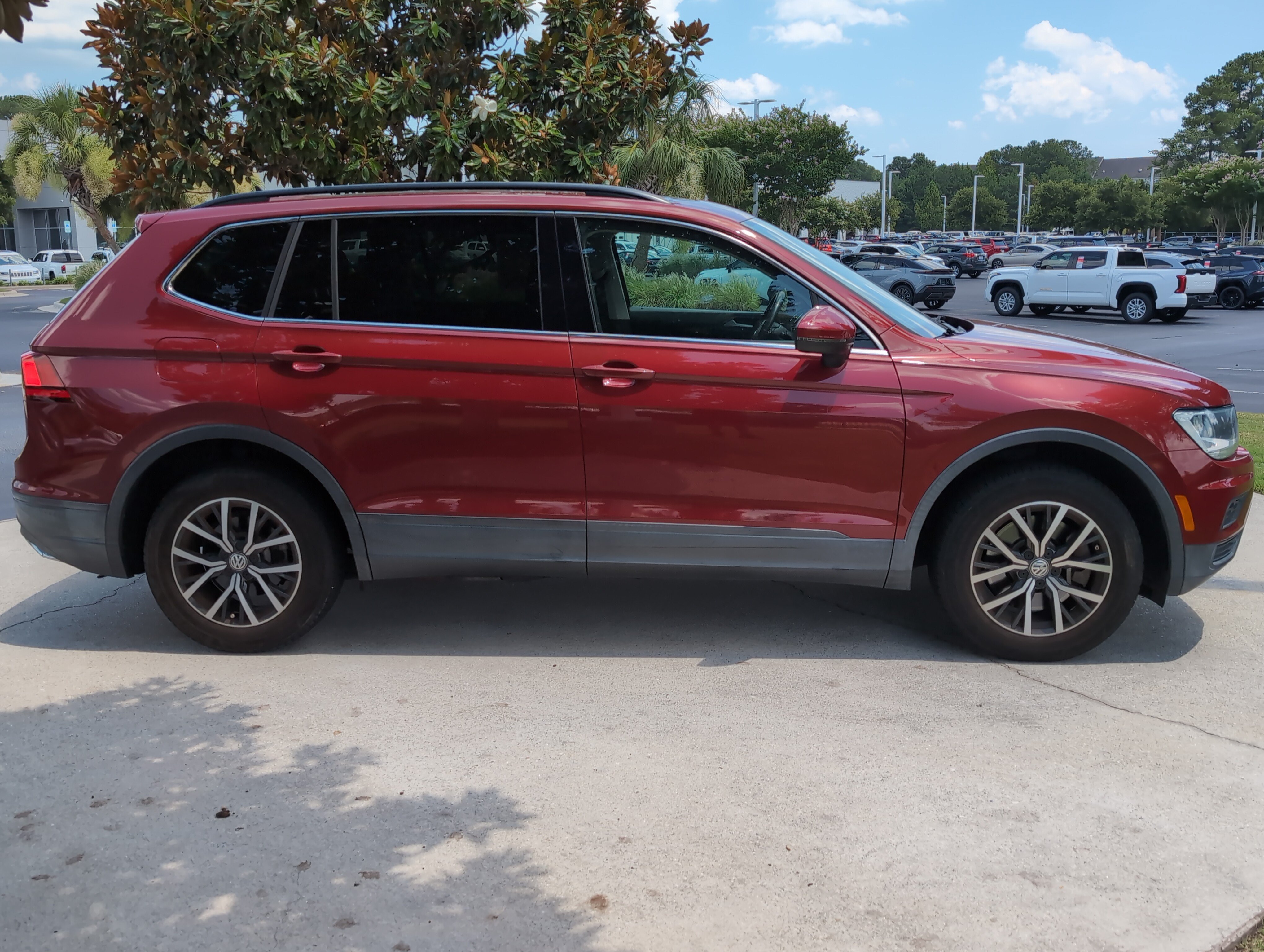 Used 2019 Volkswagen Tiguan SE w/ Panoramic Sunroof Package FWD image 11