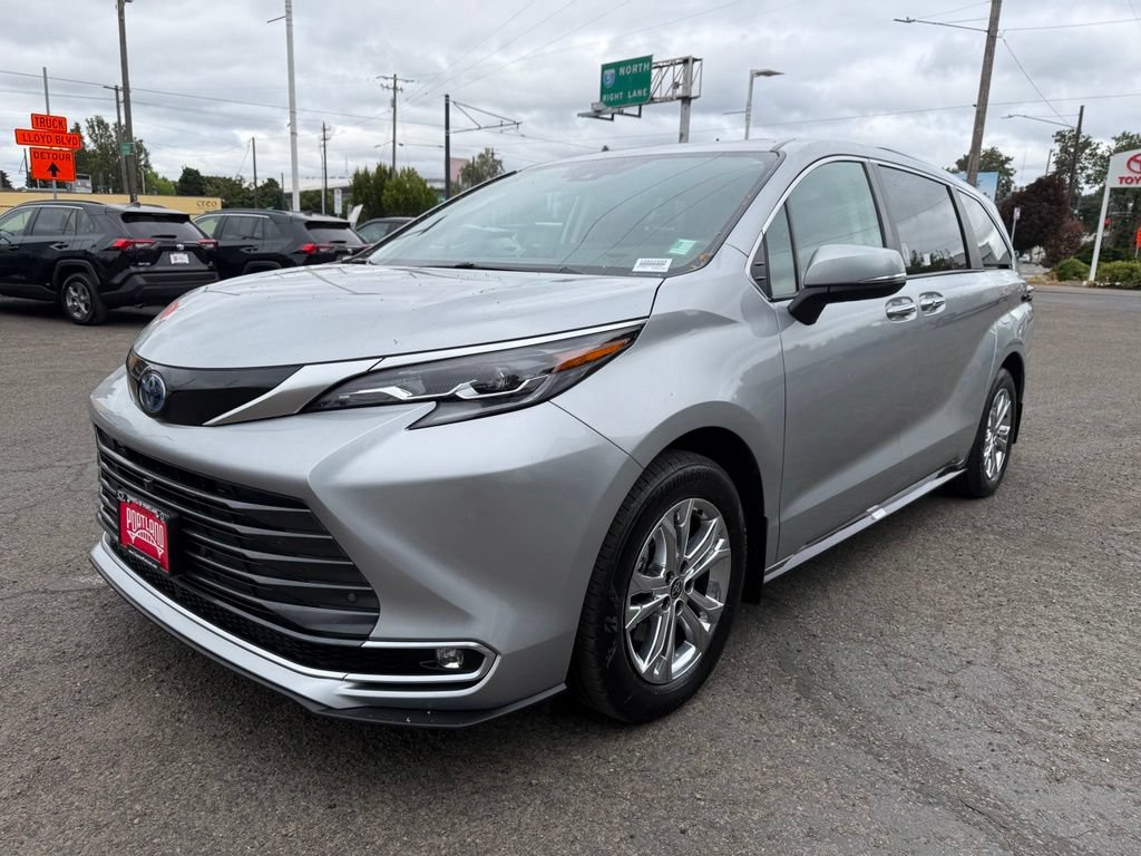 Used 2024 Toyota Sienna Platinum AWD/4WD image 4