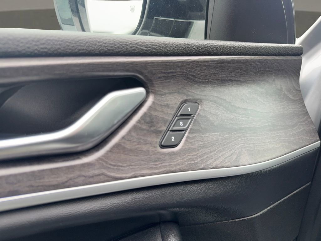 Used 2023 Jeep Grand Cherokee L Limited w/ Black Appearance Package image 10