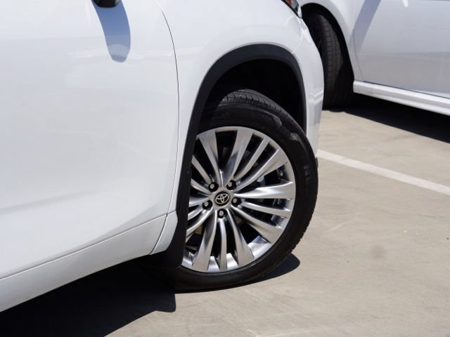 Used 2023 Toyota Highlander Platinum FWD image 9
