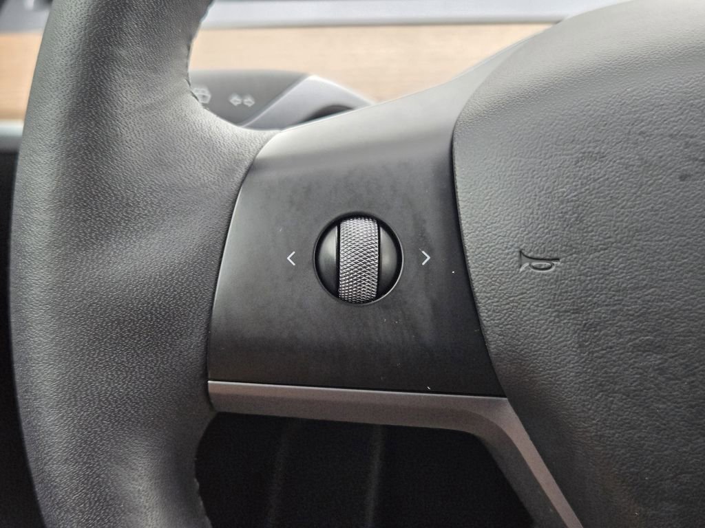 Used 2022 Tesla Model Y Long Range AWD/4WD image 28