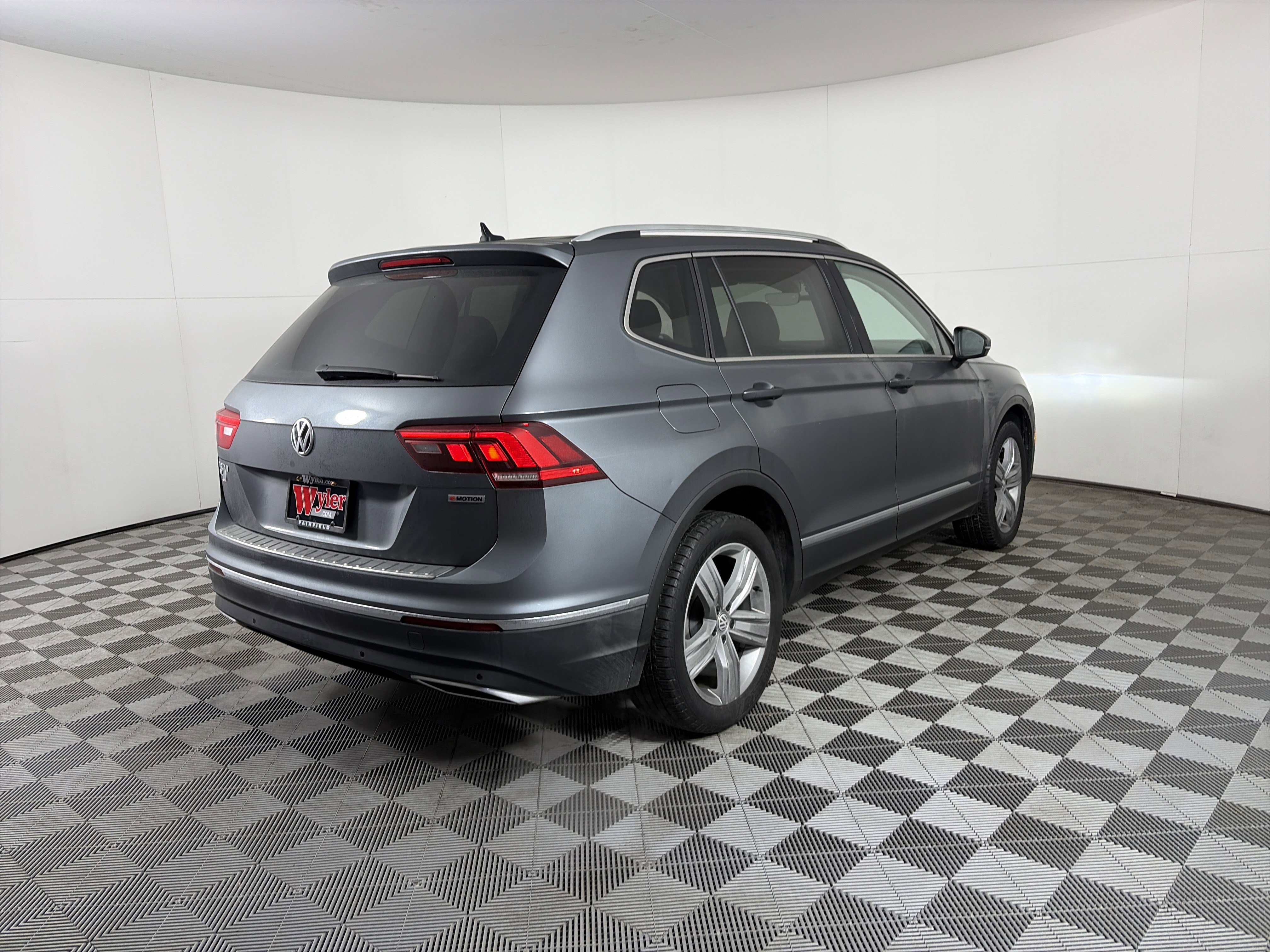 Used 2019 Volkswagen Tiguan SEL Premium image 11