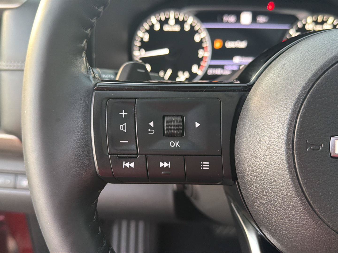 Used 2022 Nissan Pathfinder Platinum w/ Cargo Package FWD image 23