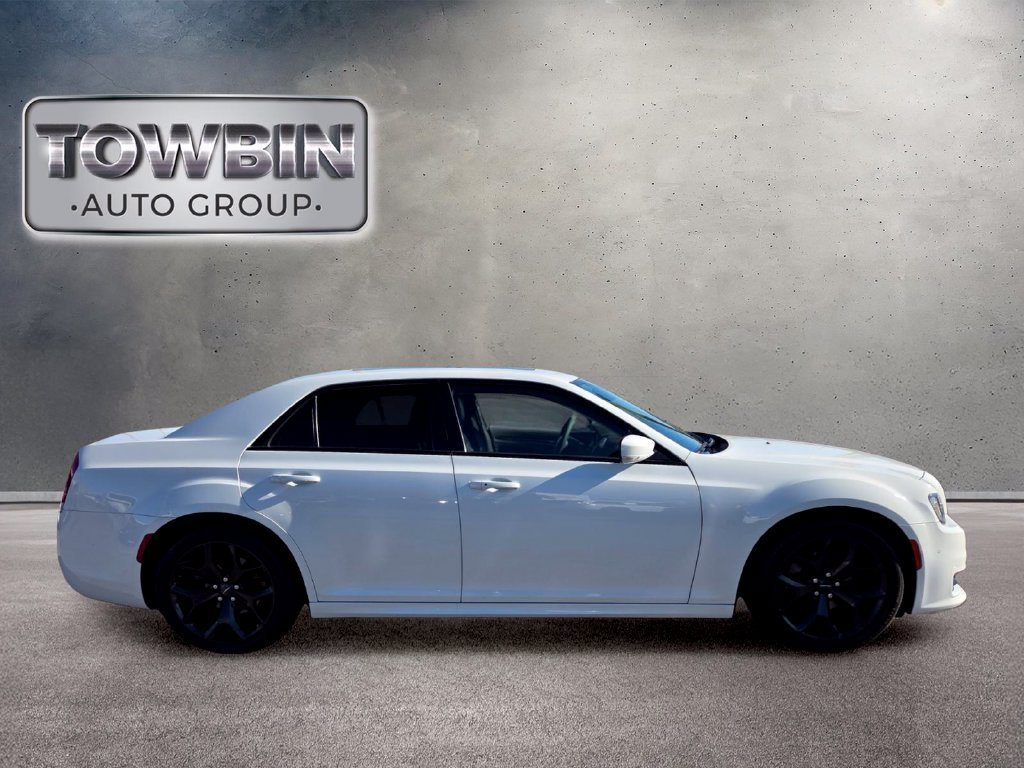 Used 2022 Chrysler 300 Touring L w/ Popular Equipment Group RWD image 3
