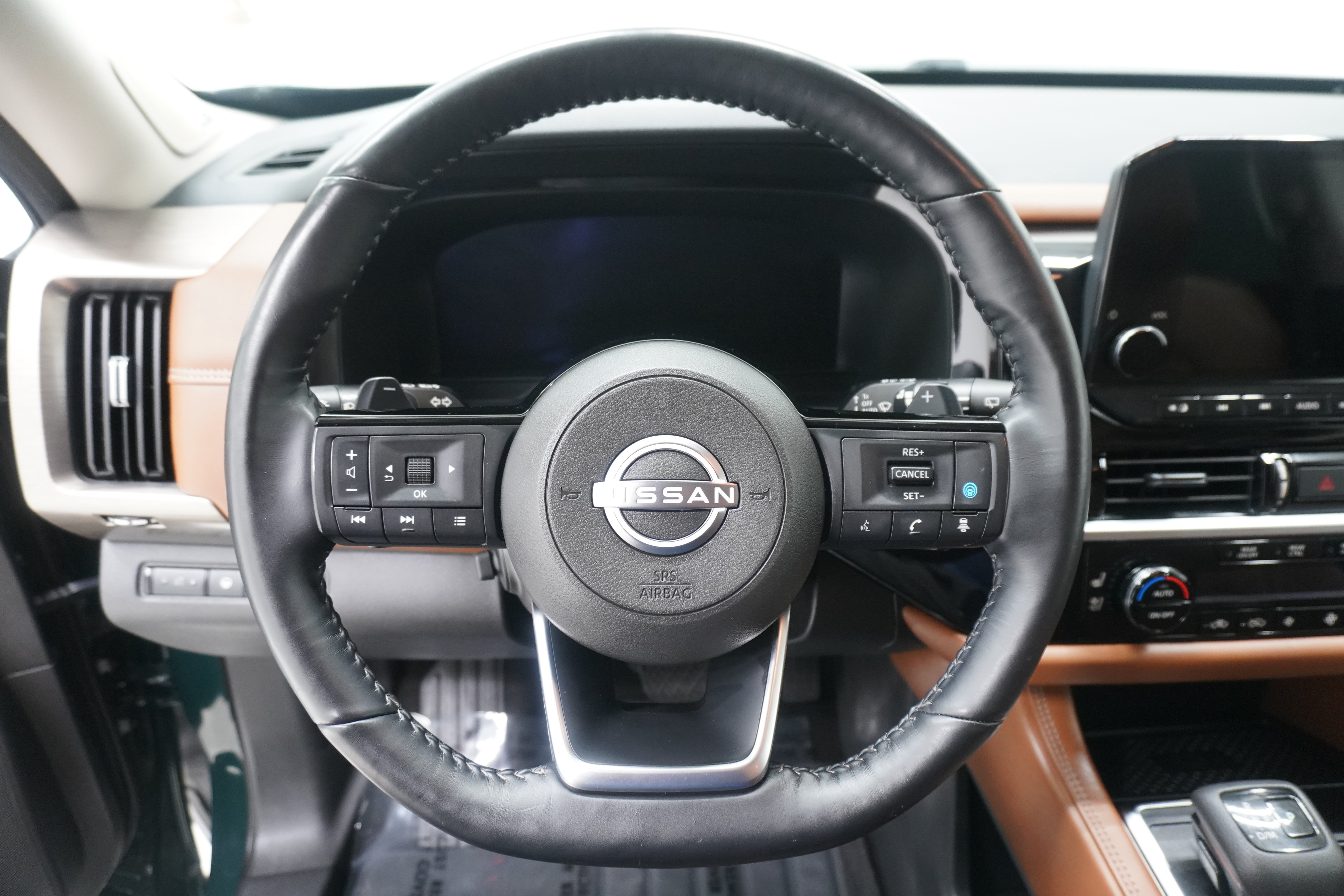 Used 2024 Nissan Pathfinder Platinum w/ Lighting Package (N93) FWD image 20