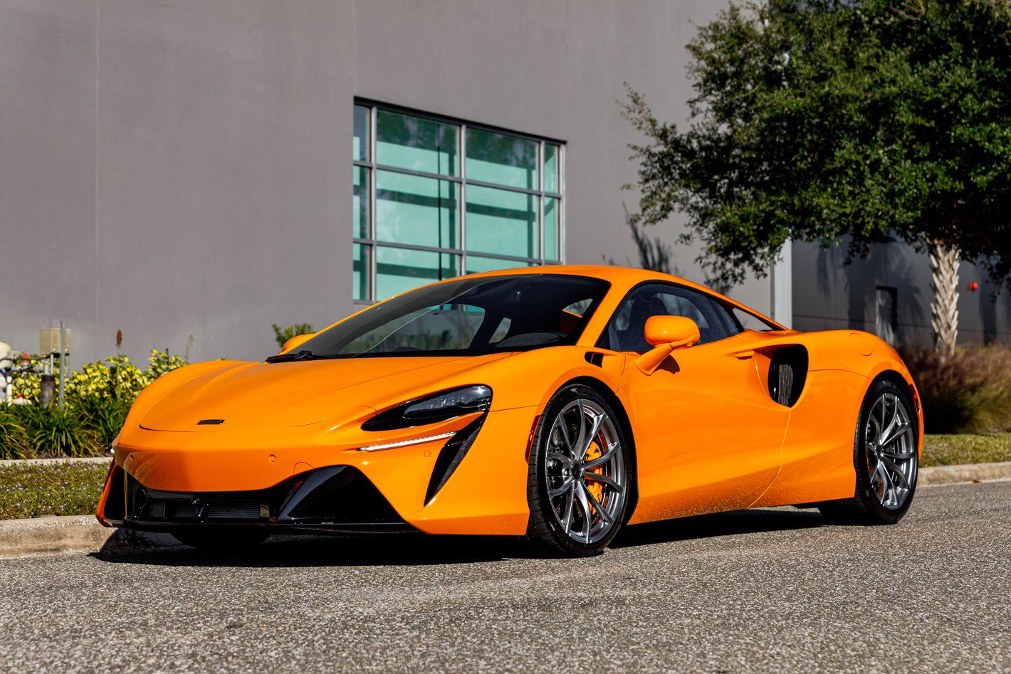 Used 2025 McLaren Artura image 17