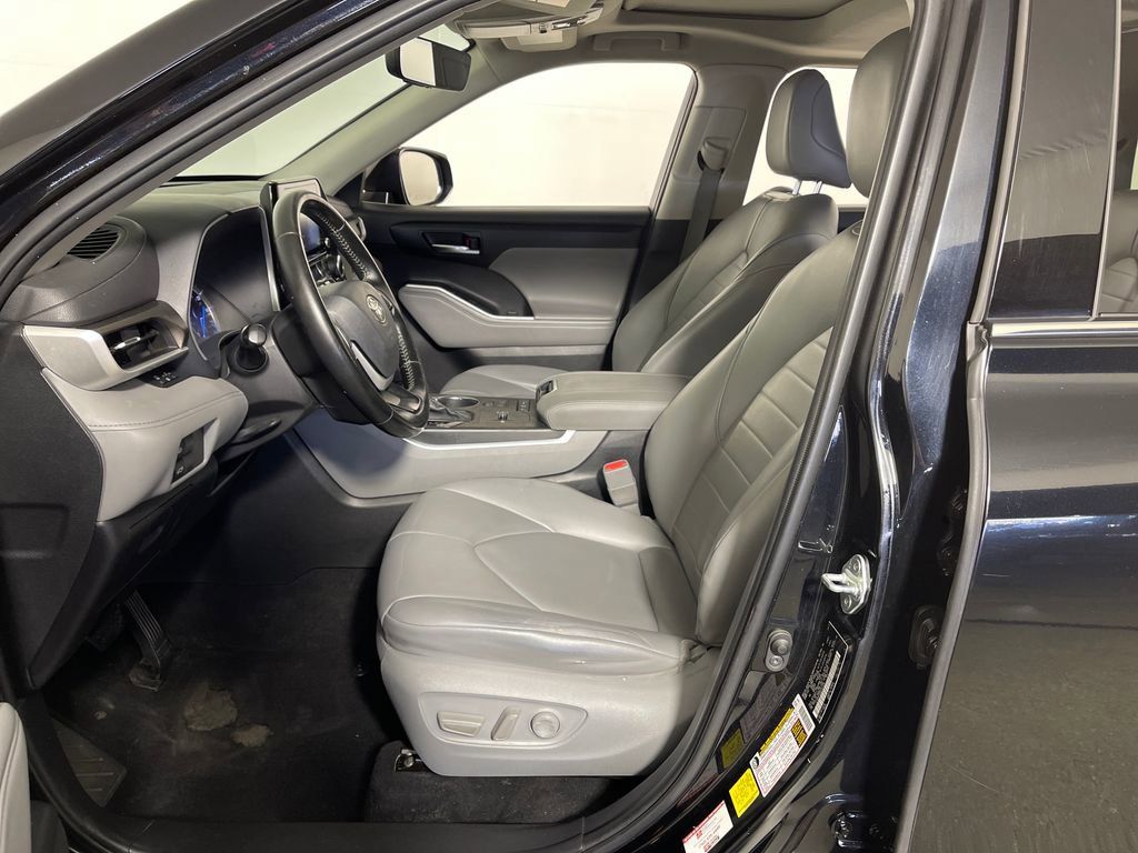Used 2022 Toyota Highlander XLE AWD/4WD image 12
