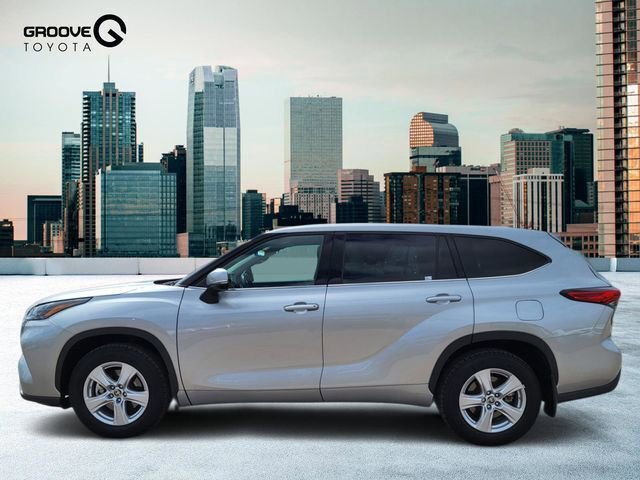 Used 2022 Toyota Highlander LE AWD/4WD image 2