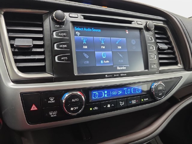 Used 2017 Toyota Highlander XLE AWD/4WD image 19