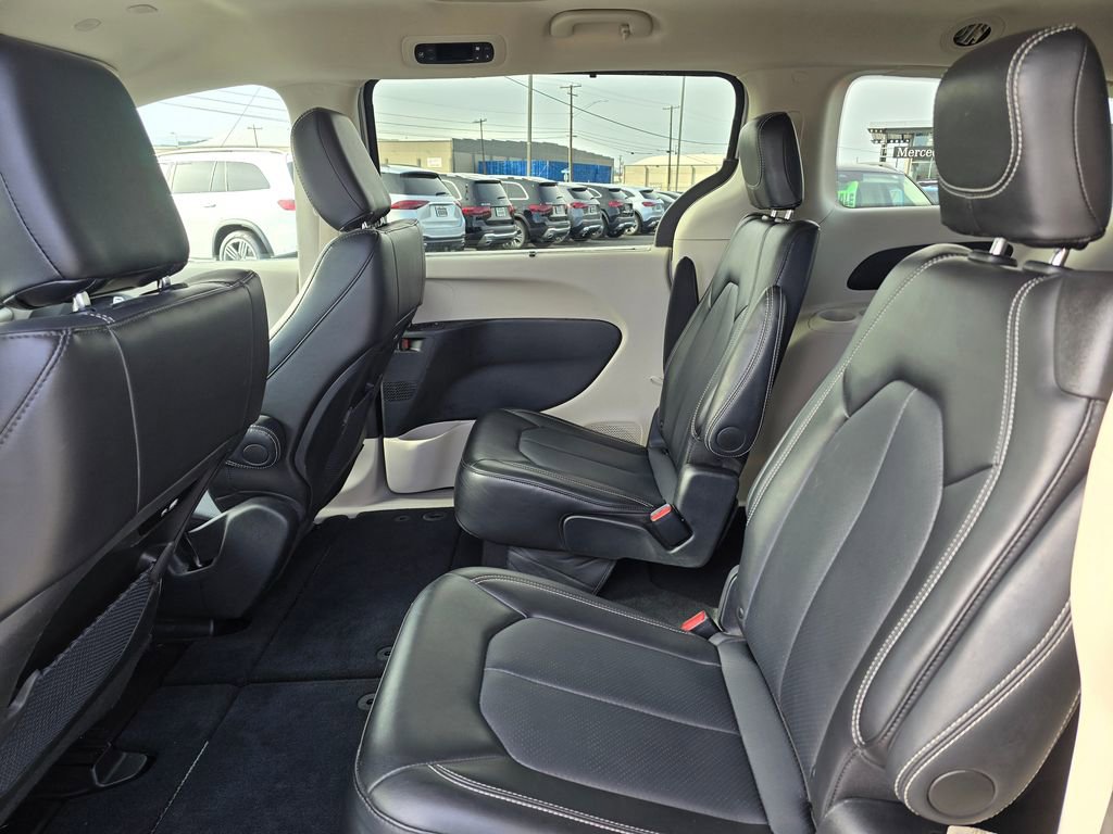 Used 2024 Chrysler Pacifica Touring-L image 17