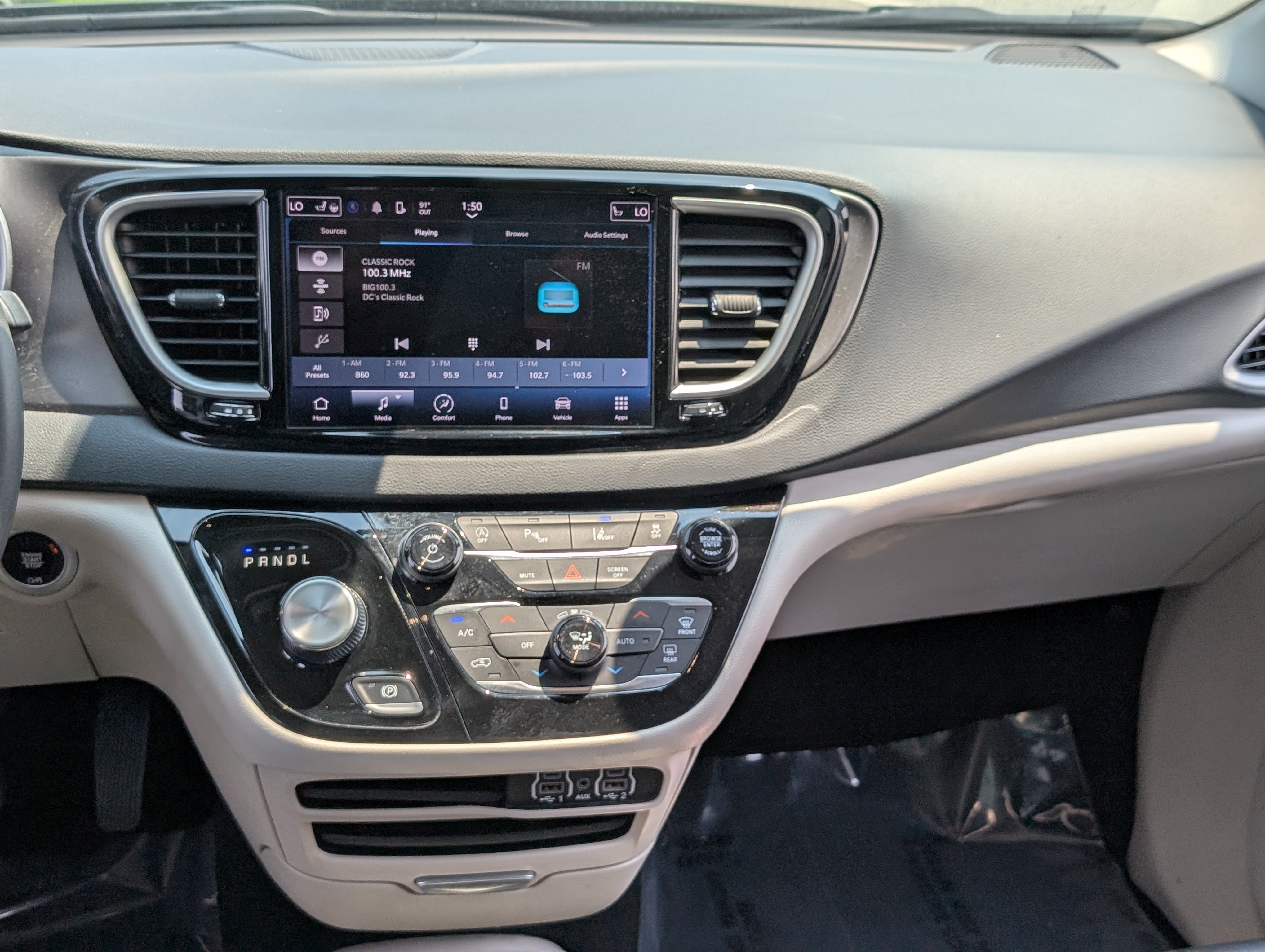 Used 2023 Chrysler Pacifica Touring-L FWD image 18