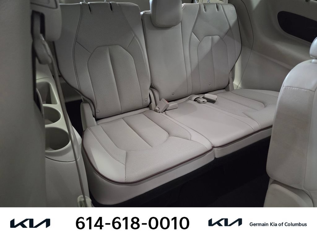 Used 2017 Chrysler Pacifica Limited w/ UConnect Theater Package FWD image 18