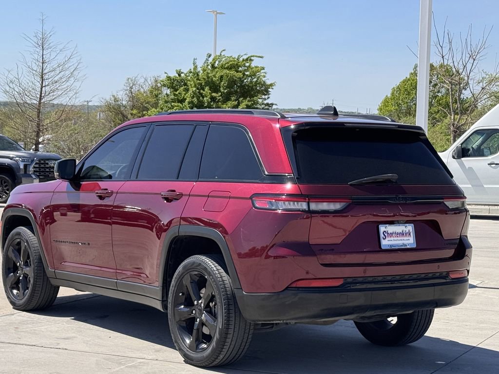Used 2023 Jeep Grand Cherokee Limited w/ Black Appearance Package AWD/4WD image 5