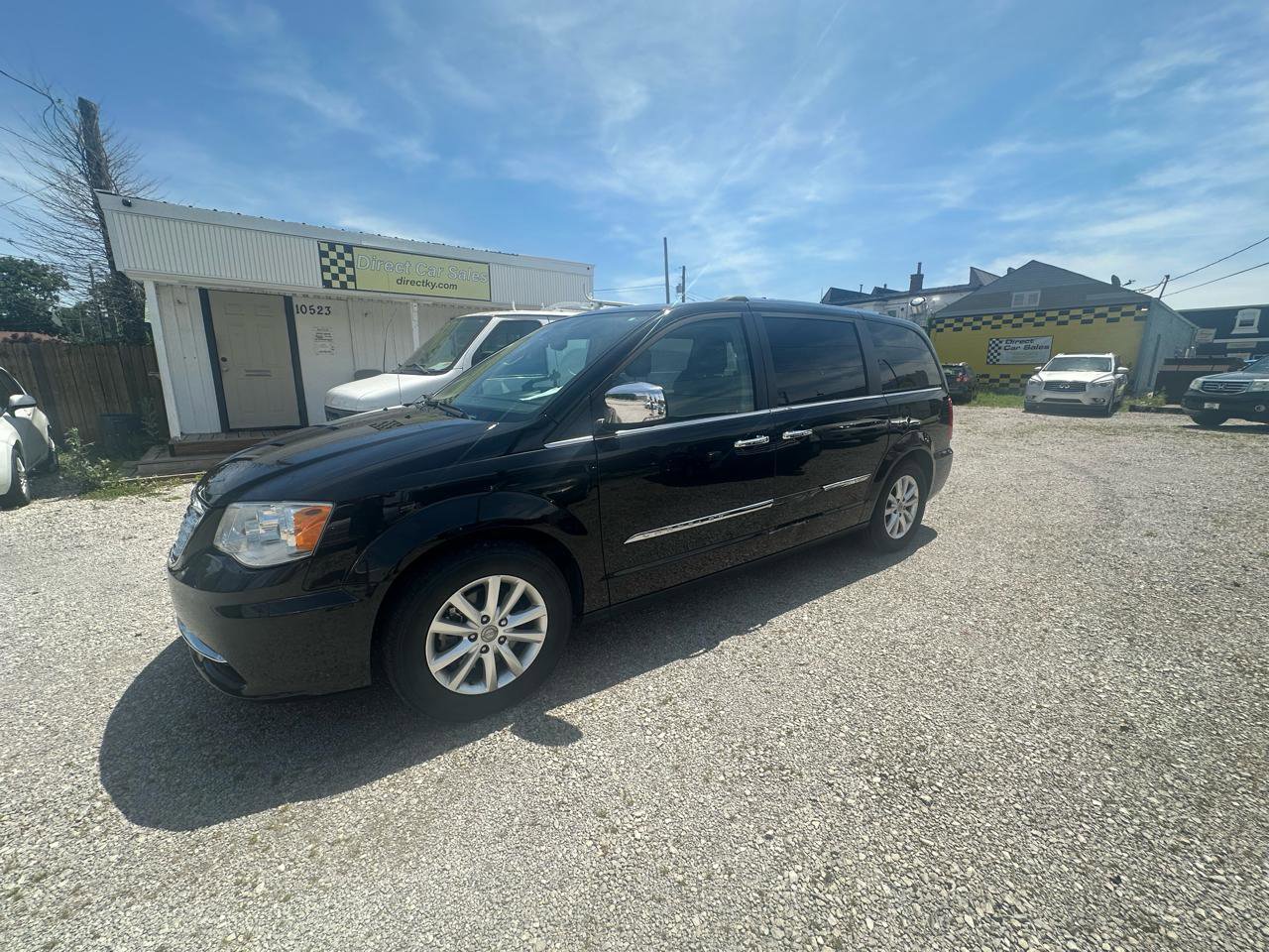 Used 2015 Chrysler Town & Country Limited Platinum FWD image 1