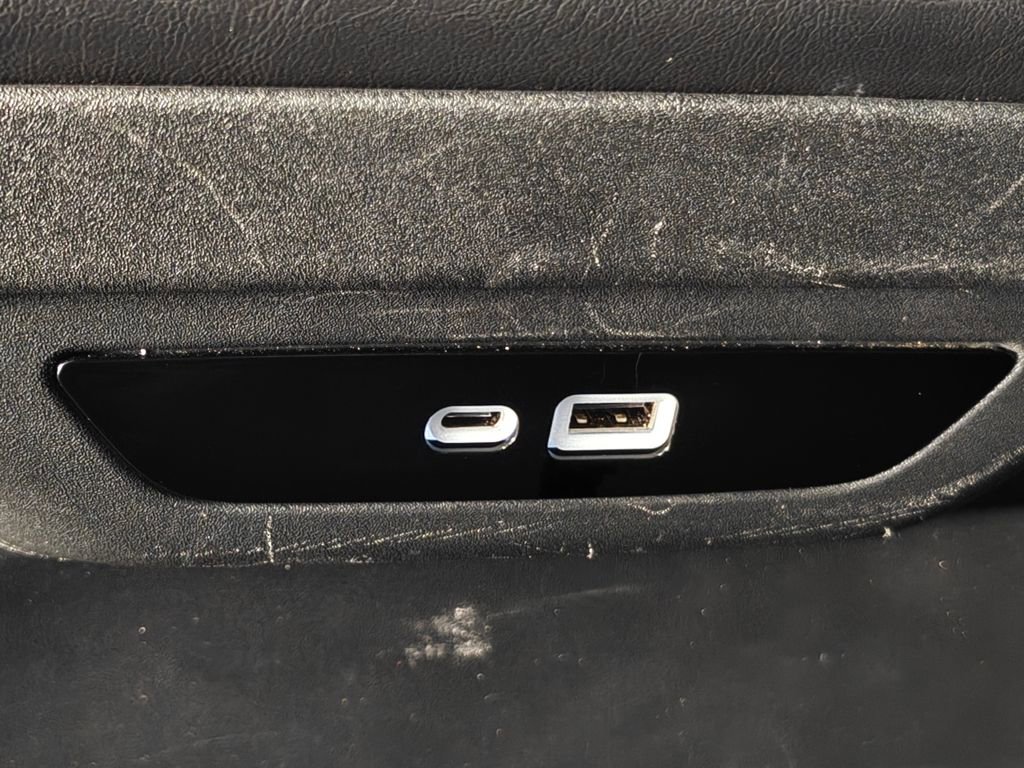 Used 2025 Chrysler Pacifica Select image 29