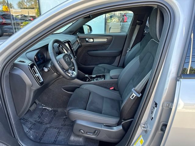 Certified 2025 Volvo XC40 B5 Plus AWD/4WD image 20