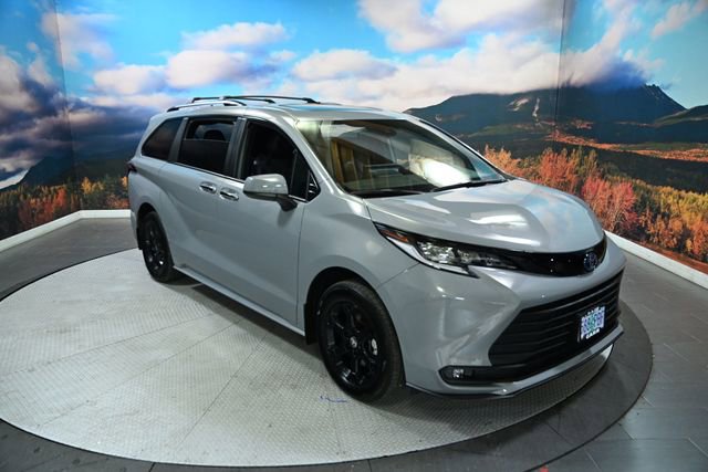 Used 2025 Toyota Sienna XLE Woodland Edition image 2
