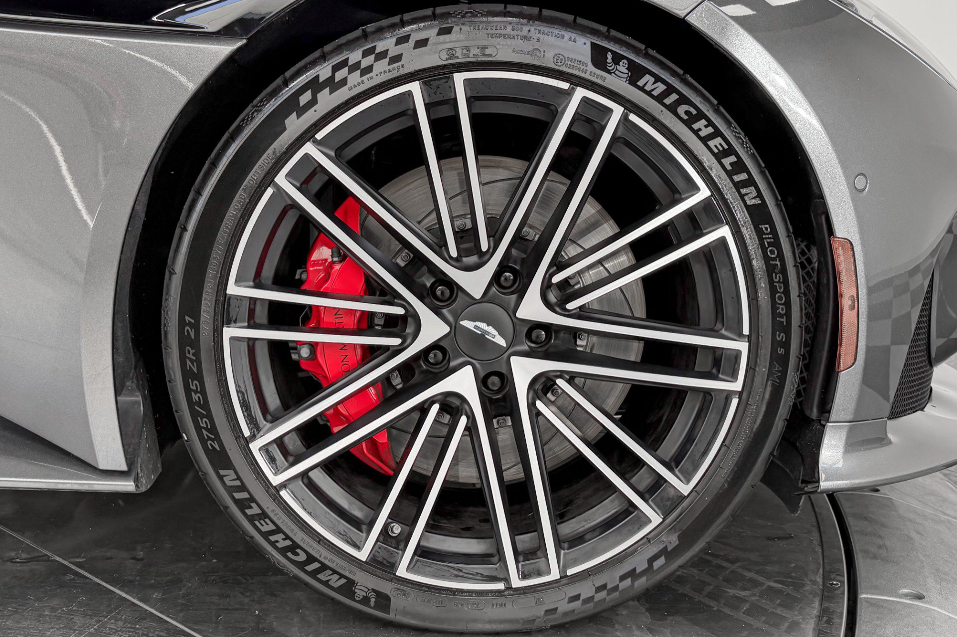 Used 2024 Aston Martin DB12 Coupe RWD image 32