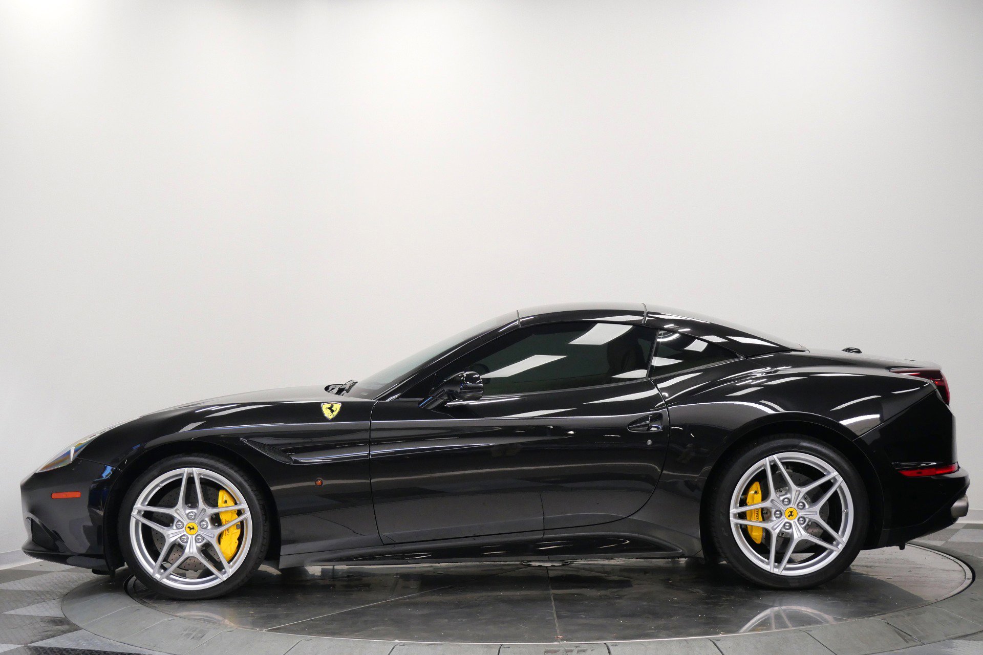 Used 2015 Ferrari California T RWD image 6