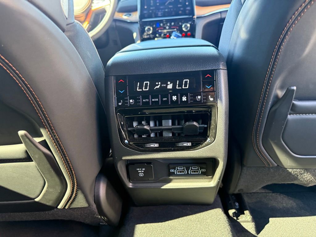 Used 2023 Jeep Grand Cherokee Summit image 11