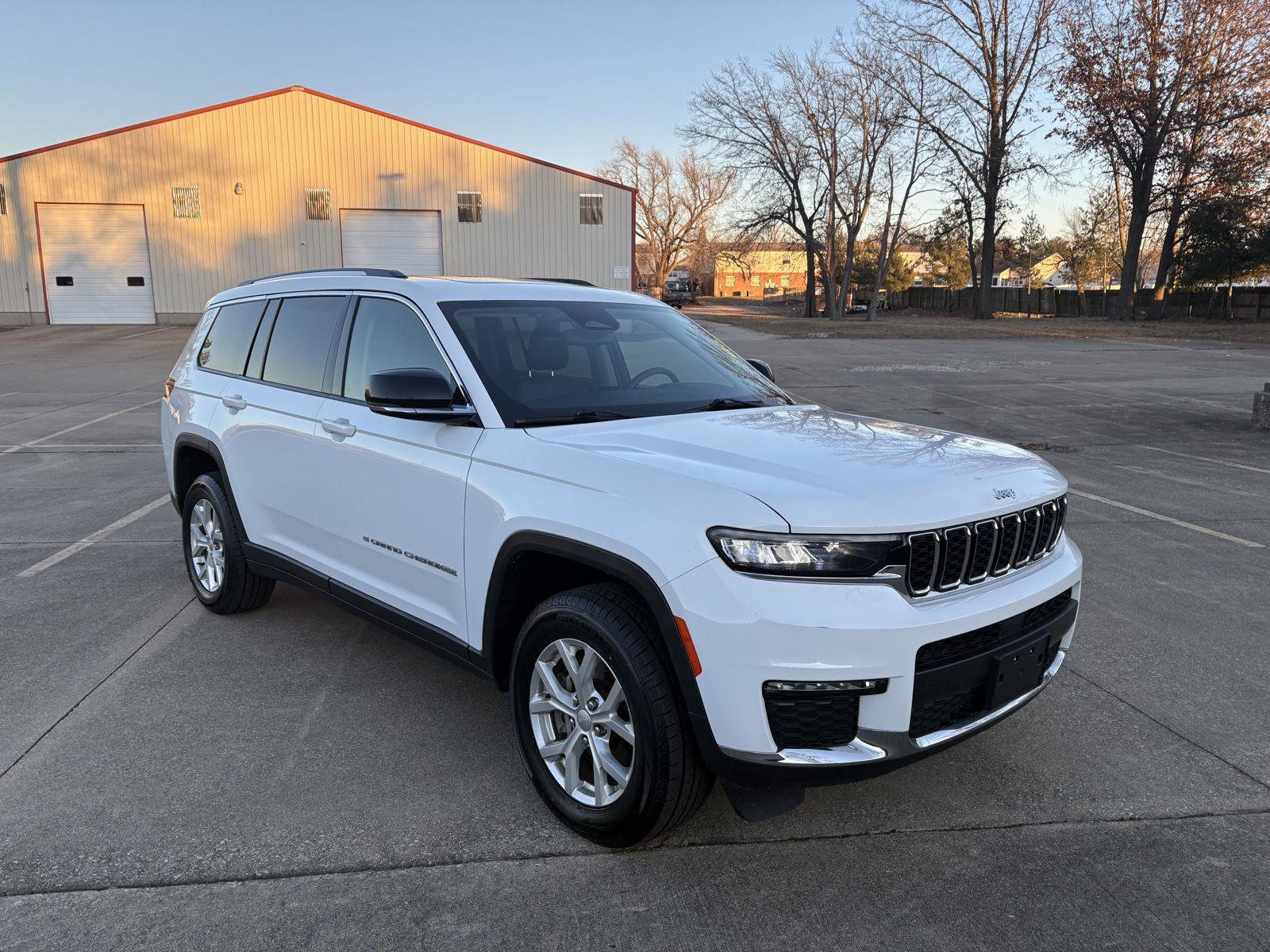 Used 2023 Jeep Grand Cherokee L Limited image 2