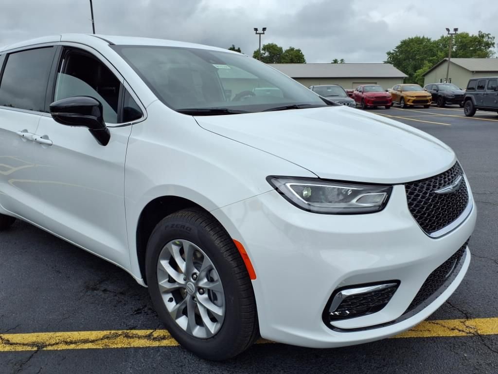 New 2026 Chrysler Pacifica Select image 7