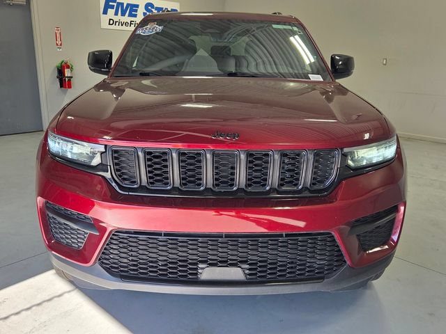 Used 2025 Jeep Grand Cherokee Altitude AWD/4WD image 2