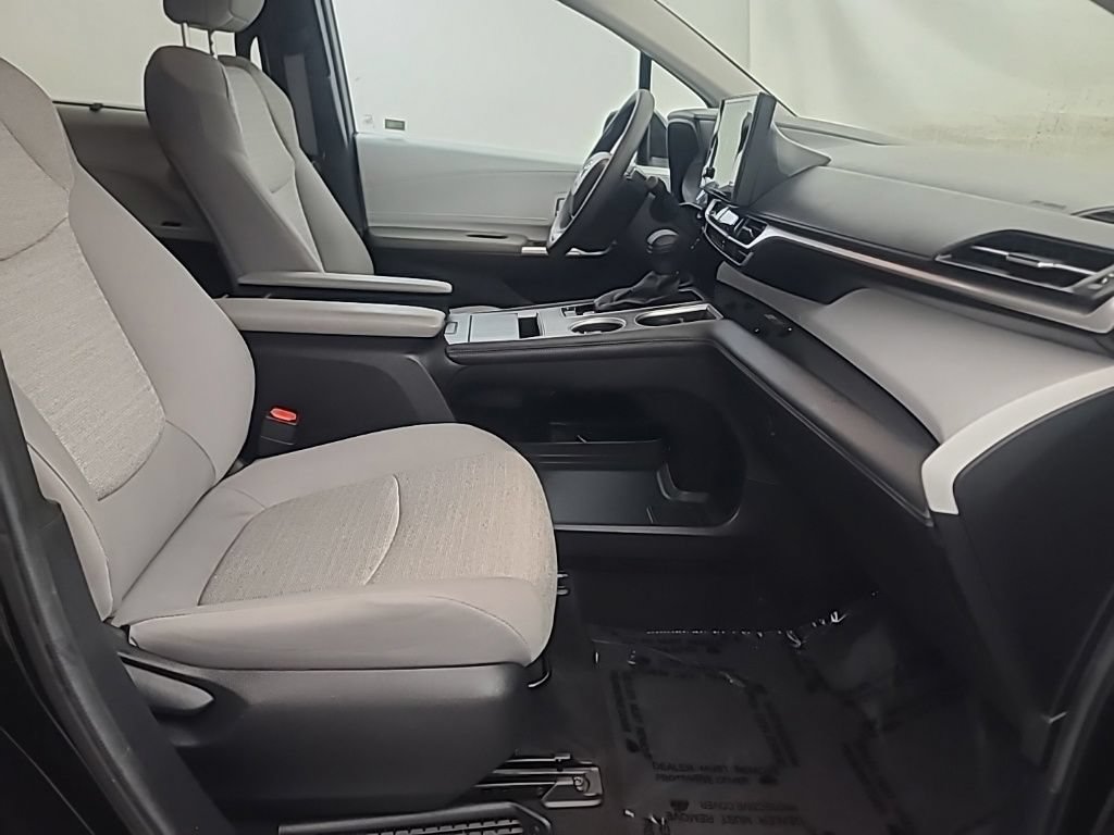 Used 2025 Toyota Sienna LE FWD image 16