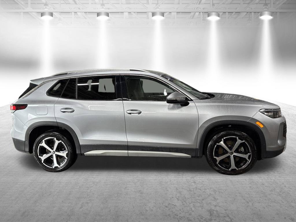 Used 2026 Volkswagen Tiguan SE w/ Panoramic Sunroof Package AWD/4WD image 8