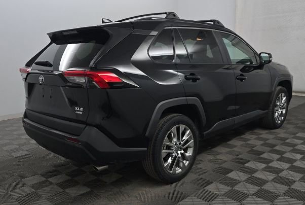 Used 2021 Toyota RAV4 XLE Premium image 2