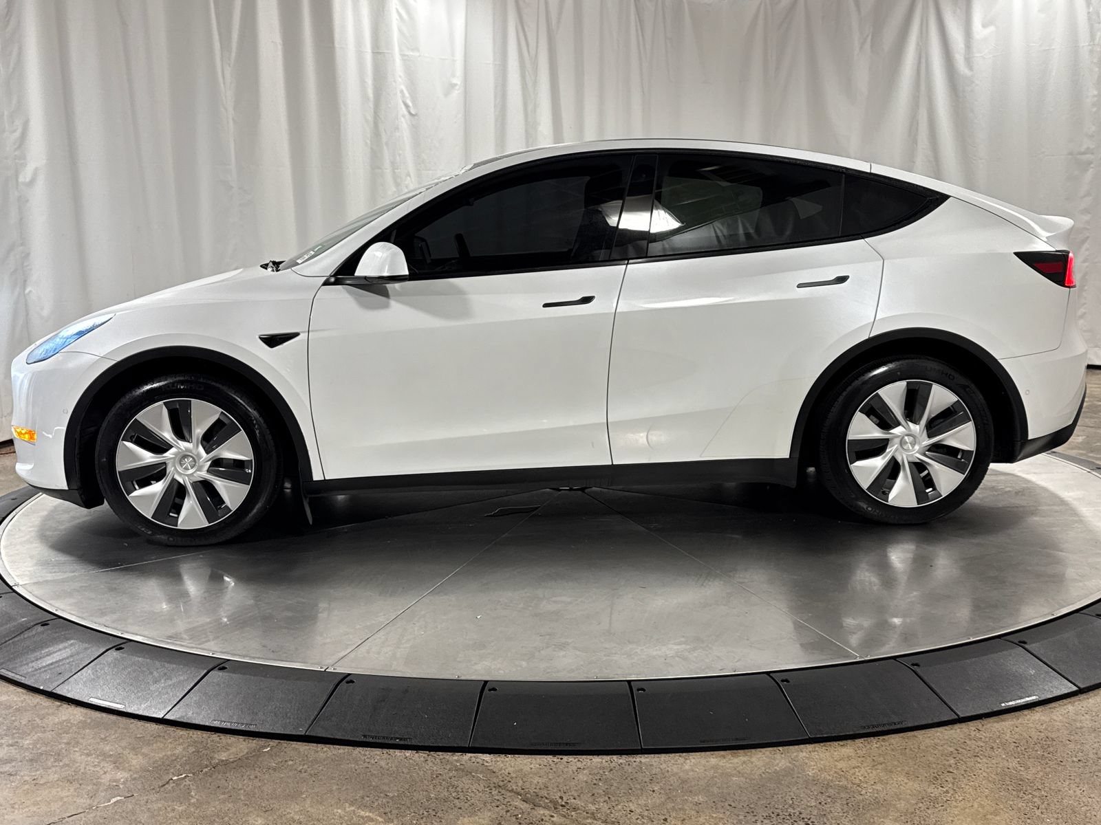 Used 2021 Tesla Model Y Long Range AWD/4WD image 8