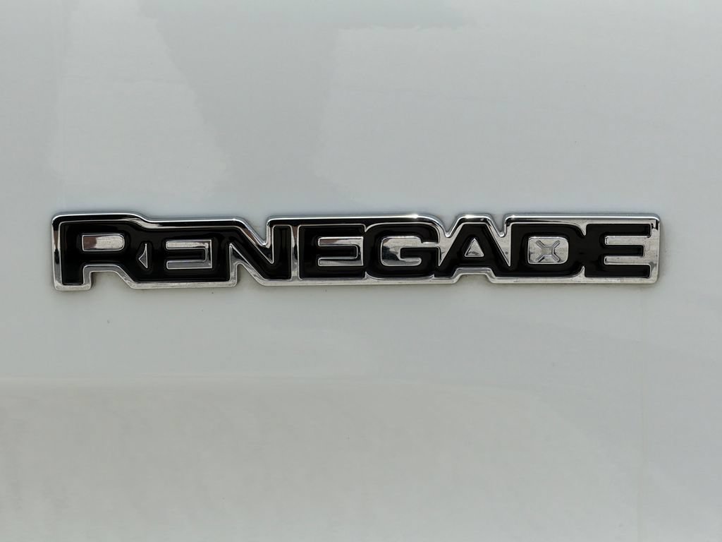 Used 2017 Jeep Renegade Latitude FWD image 9