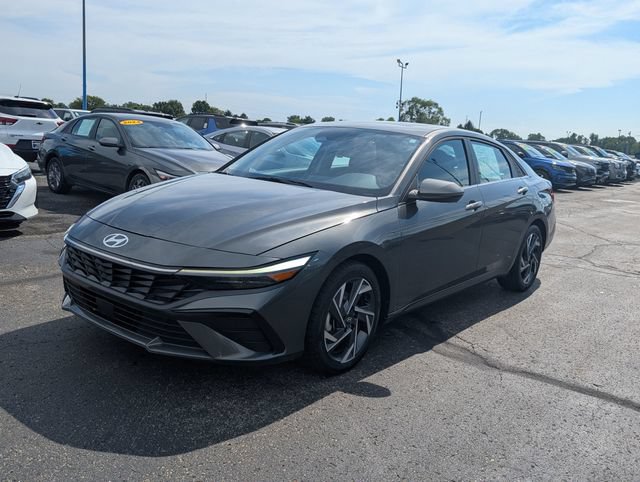 Used 2025 Hyundai Elantra Limited FWD image 3