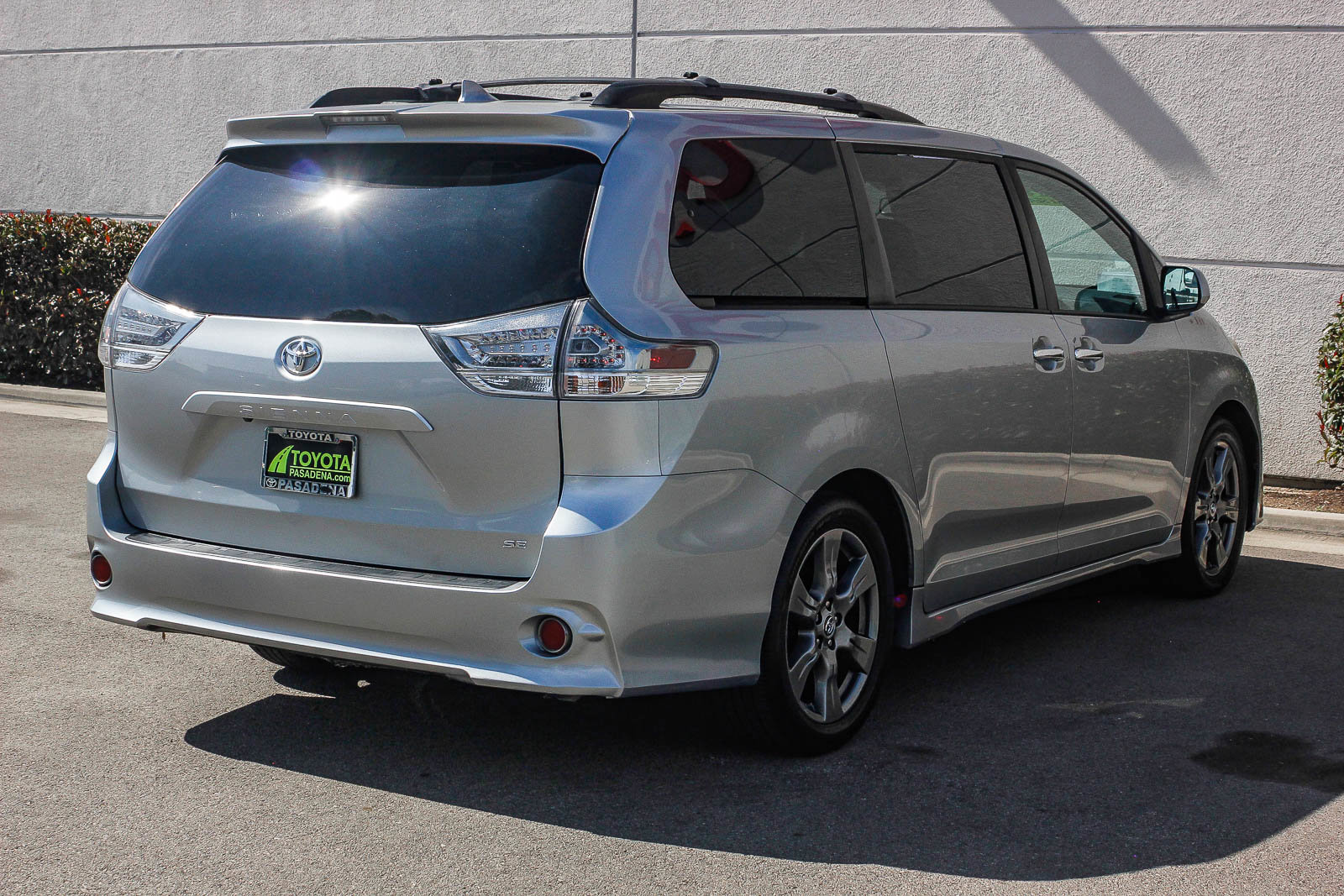 Used 2020 Toyota Sienna SE w/ Carpet Mat Package image 6