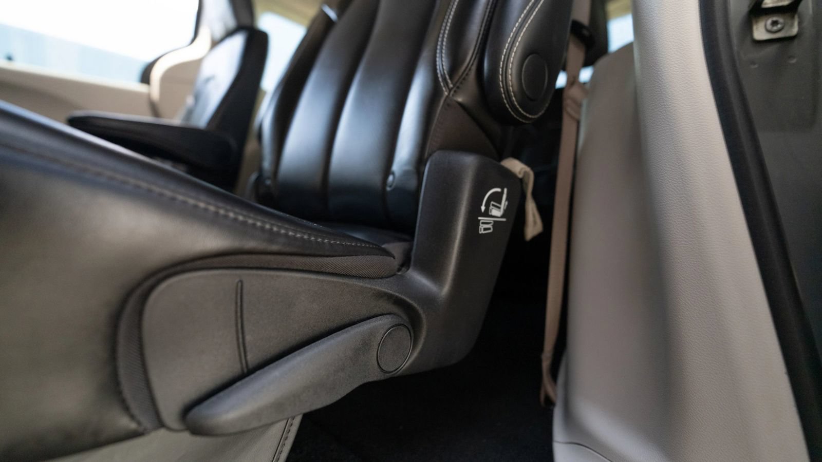 Used 2023 Chrysler Pacifica Touring-L FWD image 25