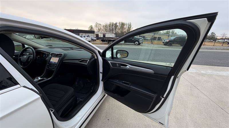 Used 2020 Ford Fusion SE FWD image 20