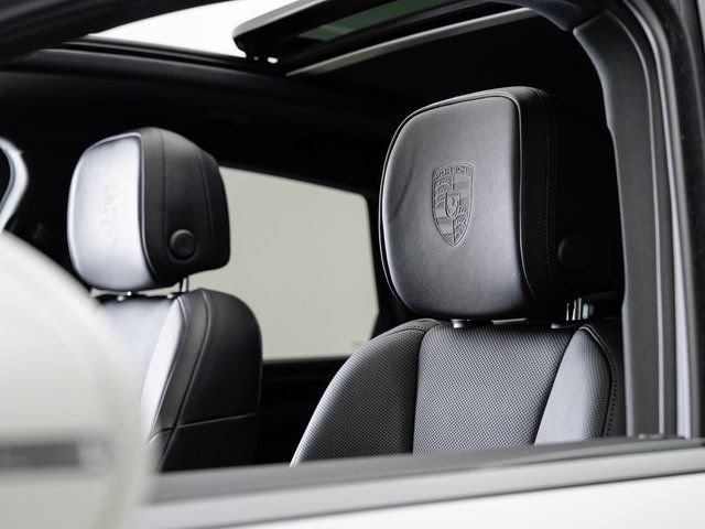 Certified 2025 Porsche Macan image 10