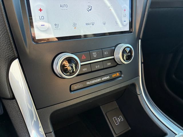 Used 2023 Ford Edge Titanium w/ Class II Trailer Tow Package AWD/4WD image 28