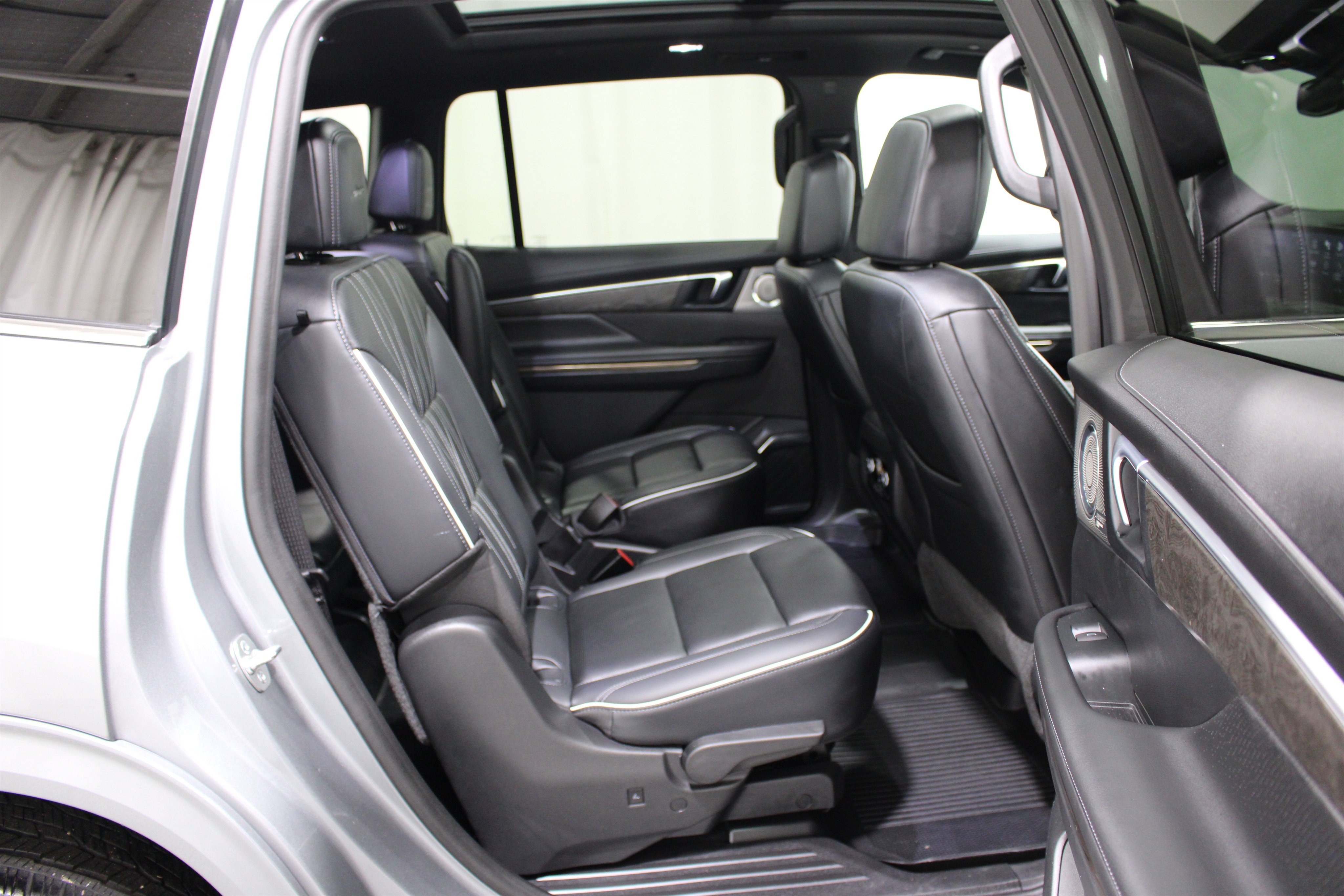 Used 2025 Buick Enclave Avenir AWD/4WD image 26