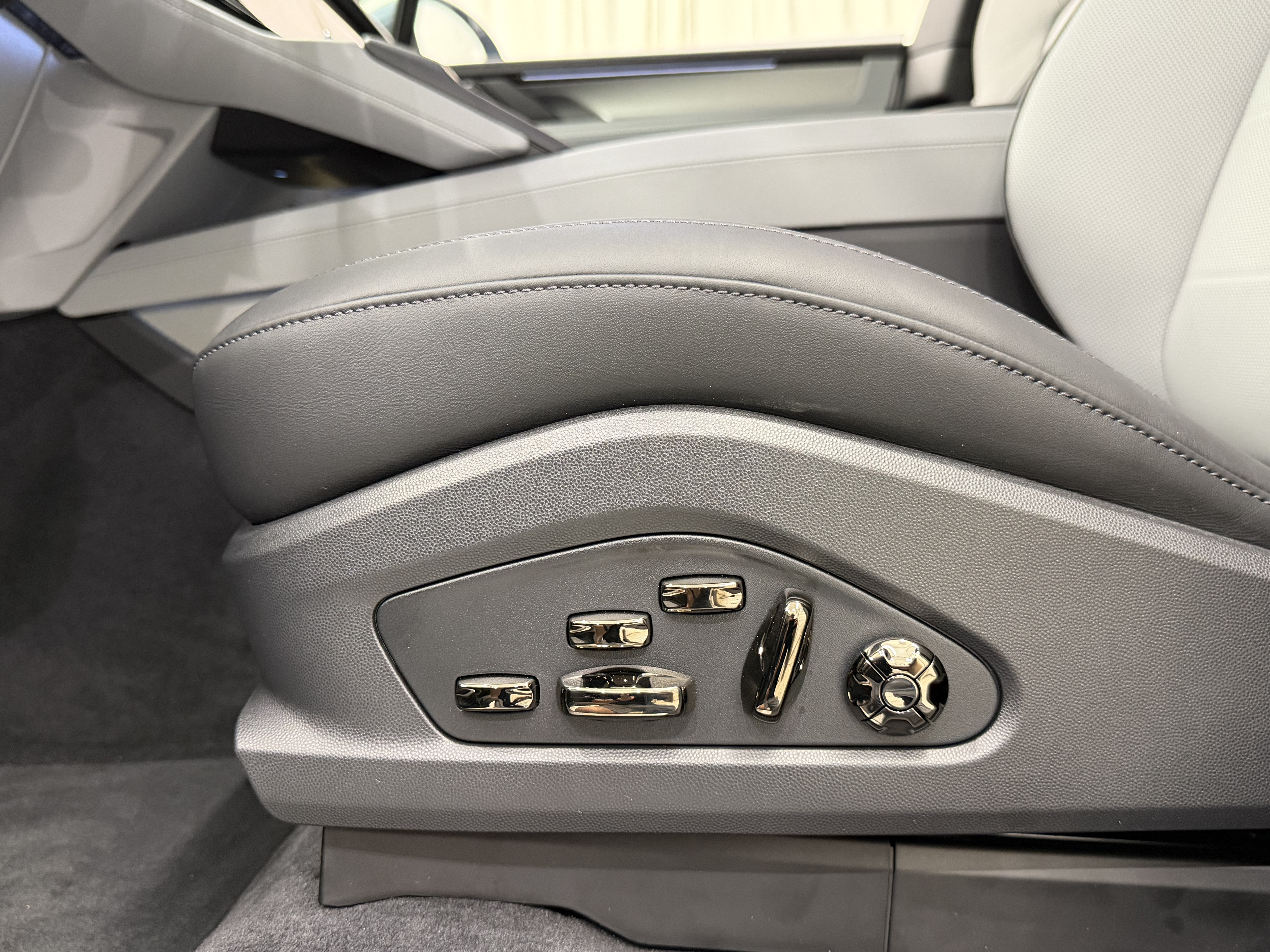 New 2026 Porsche Cayenne Electric AWD/4WD image 32
