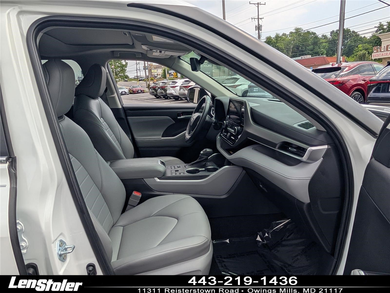Used 2023 Toyota Highlander XLE AWD/4WD image 11