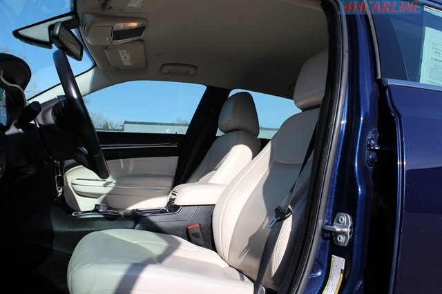 Used 2017 Chrysler 300 Limited AWD/4WD image 10