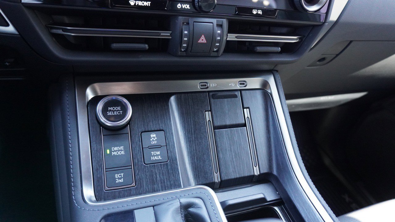 Used 2025 Lexus GX 550 w/ Accessory Package (2T) AWD/4WD image 19