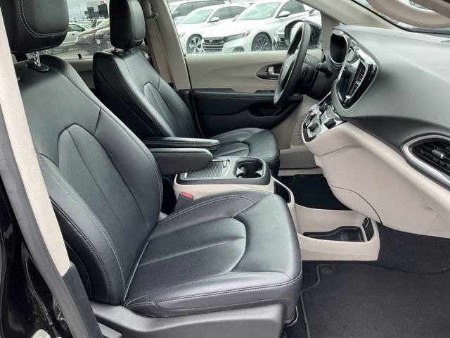 Used 2024 Chrysler Pacifica Touring-L FWD image 19