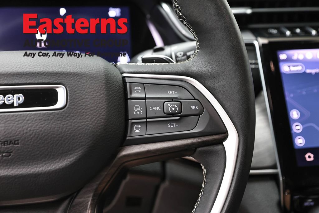 Used 2023 Jeep Grand Cherokee Limited w/ Black Appearance Package AWD/4WD image 16