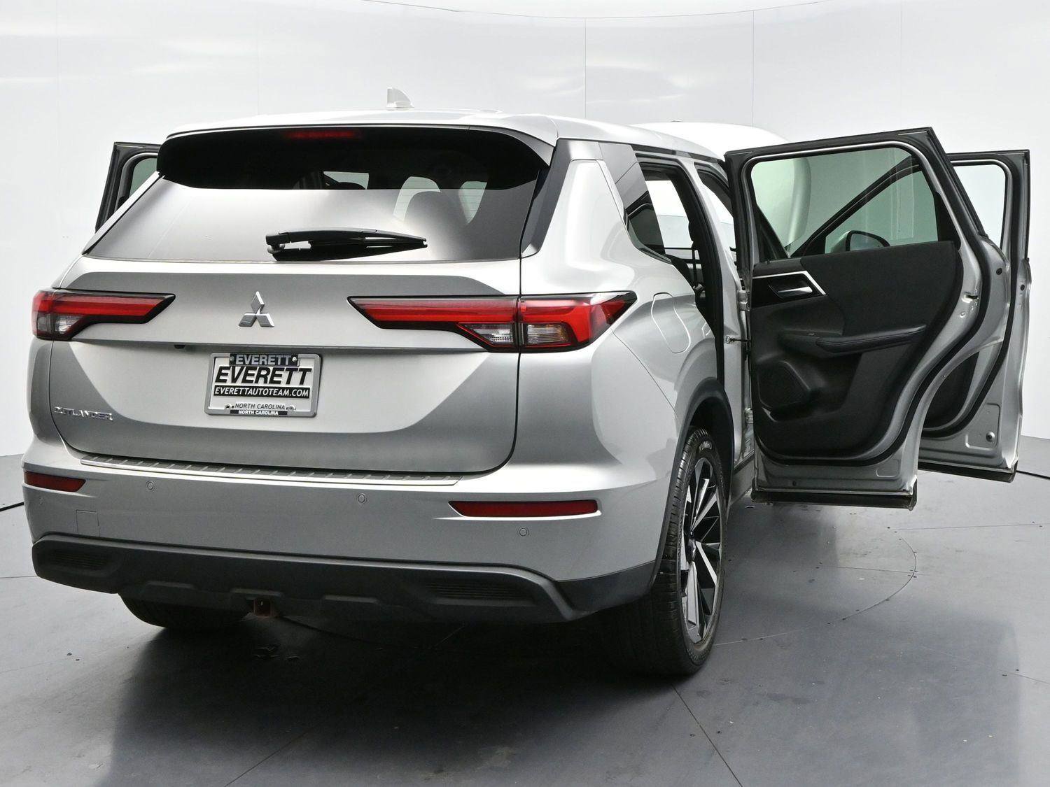 Used 2022 Mitsubishi Outlander ES image 38