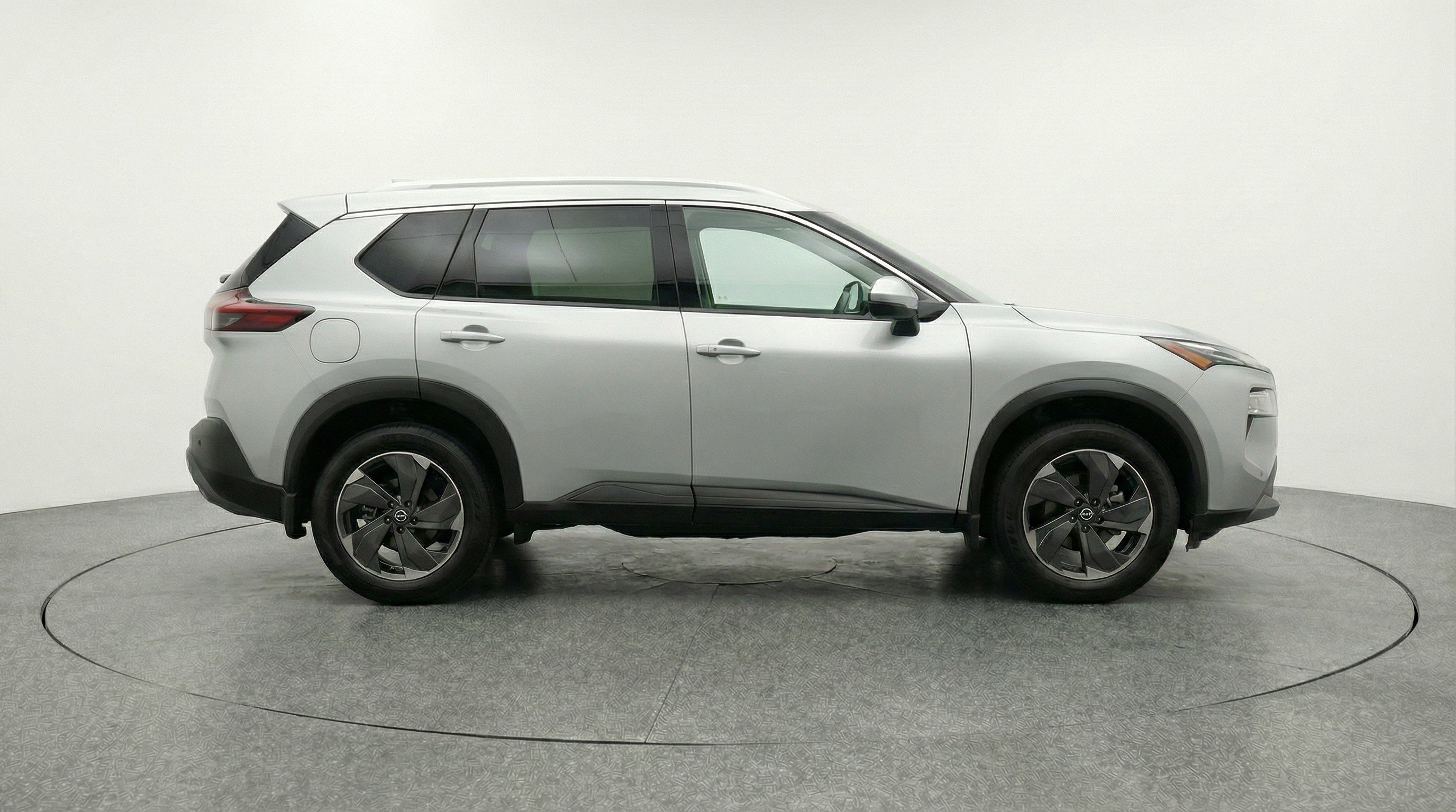 Used 2025 Nissan Rogue SV image 11