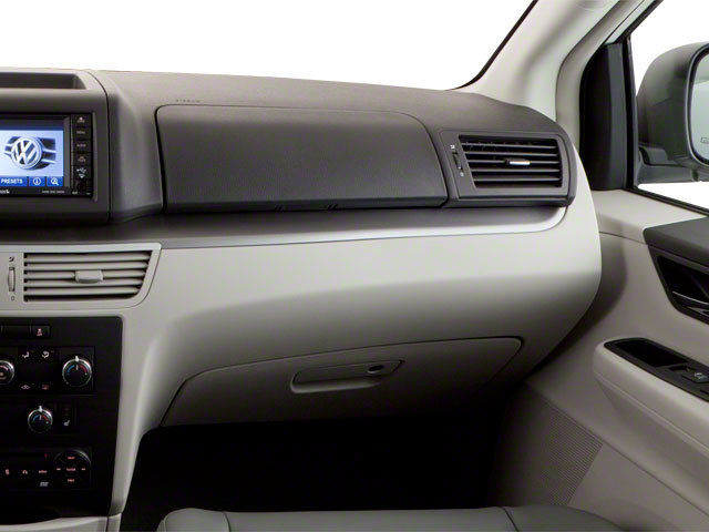 Used 2010 Volkswagen Routan SE FWD image 18